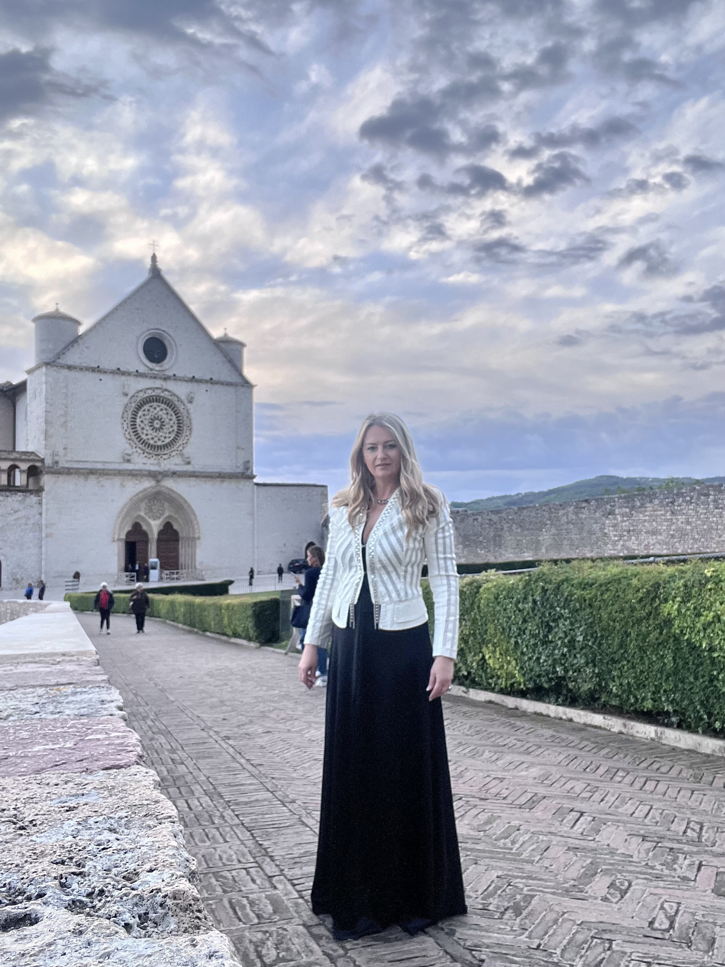 Nella Basilica di San.Francesco di Assisi il 12 maggio si è svolto &quot;Il Cantico delle Creature&quot;, concerto di beneficenza per i terremotati di Siria,  Turchia e per il Serafico,  con la partecipazione della Ambasciatrice Pace nel Mondo Monika Jakiela